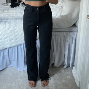 Jeans  - Ett år riktigt snygga jeans från zara, helt oanvända. Väldigt sköna och högmidjade jeans. 