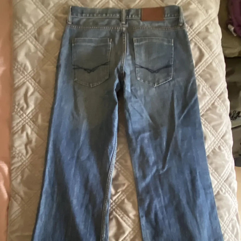 Ett par jätte snygga low waist byxor som bara har används ett fåtal gånger men ser helt ny ut och är i ett bra skick🥰 väldigt bekväma!!. Farkut & Housut.