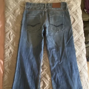 low waist jeans - Ett par jätte snygga low waist byxor som bara har används ett fåtal gånger men ser helt ny ut och är i ett bra skick🥰 väldigt bekväma!!