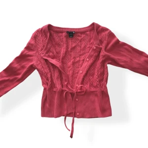 Stickad kofta - Sååååå fin vintage stickad kofta med rosett🎀💕😍