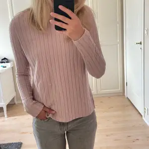 Super härlig ljus rosa tröja från veromoda, använd fåtal gånger💞ribbat material