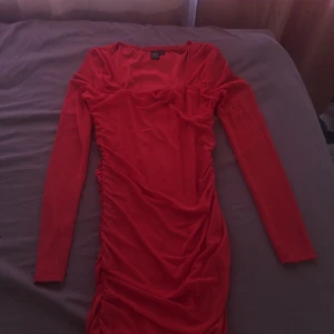 Klänning  - Den är använd bara en gång under en fest💞, köpte den för 200 kr☺️