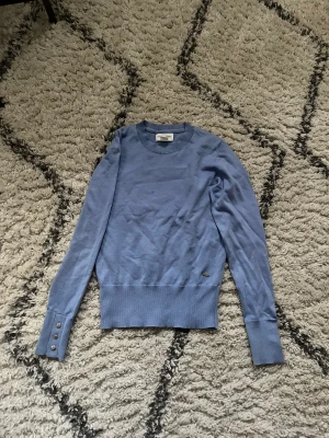 As snygg tröja - As snygg tröja ifrån holly & whyte. Köpt för 349. Passar skit bra. Kommer bara inte till användning längre!! Ljus blå med jätte fina guld detaljer!!