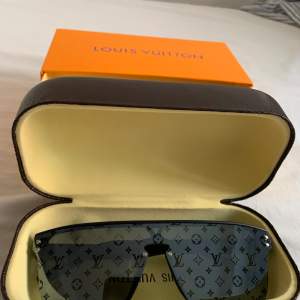 Louis Vuitton solglasögon/sunglasses pris kan diskuteras