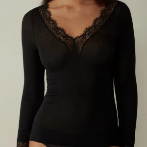 Intimissimi tröja - Säljer denna jätte fina tröja från intimissimi pågrund av att den inte kommer till användning. Bra skick, använd fåtal gånger. Kontakta mig för mer information.💕