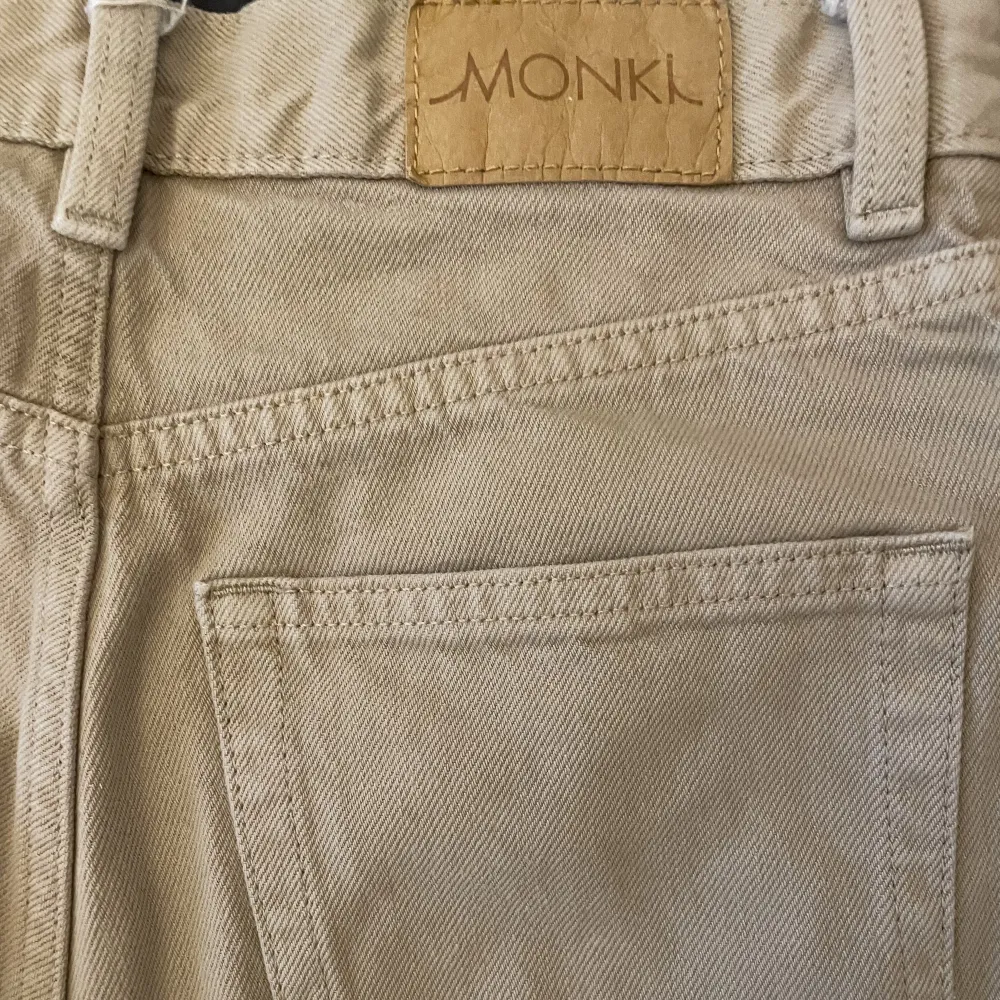 Stretchiga jeans från monki, säljs då dem inte kommit till så mycket användning!. Jeans & Byxor.