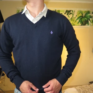 Morris Crew Neck - Tjena! Säljer denna jättefina crew neck från Morris!  Con 9/10 Den är använd men inget som syns om man inte kollar super noga! Den blev fel tvättad en gång så den har storlek XXL men sitter som M. Jag är 178cm.  Hör gärna av dig vid fler frågor🙏