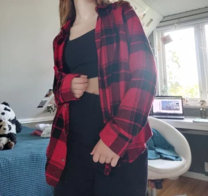 Hollister skjora - En så fin och mjuk skjorta från Hollister! Den är så cool men tyvärr inte min stil länge