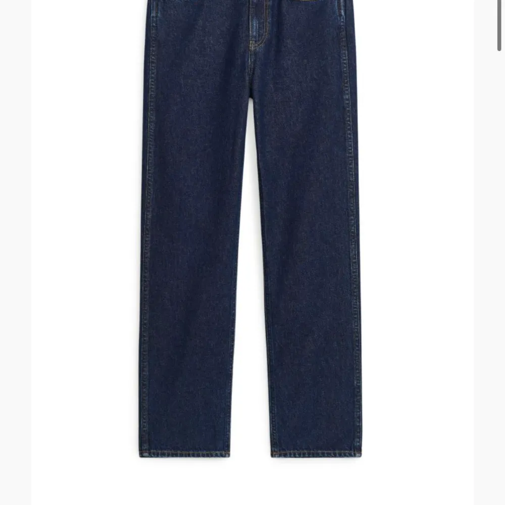 Raka jeans från arket och bra skick!! Modellen heter straight Storlek:28  midjemått:74cm  längd från grenen:80cm  🩰🐇. Jeans & Byxor.