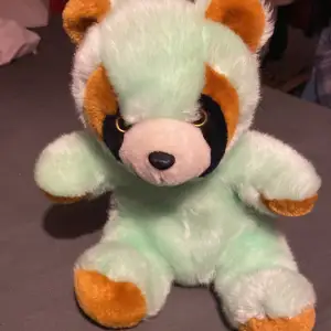 Det är en grön panda med mjuk päls💚