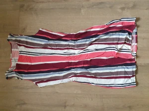 Klänning - Tunn randig sommarkänning från Jacqueline de Young med lätt resår i midjan. Fint skick. Längd 80 cm, axlar 32 cm