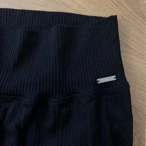 Aimn träningstajts - Svarta ribbade seamless Aim träningstajts i nyskick (provat pà 2 ganger). Nypris 599kr.