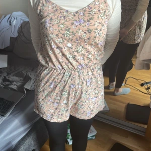 Klänning  - En söt sommardress, strl xs, har använts nån gång men inte mycket, vid ytterligare frågor är det bara att höra av er🫶🏻💗
