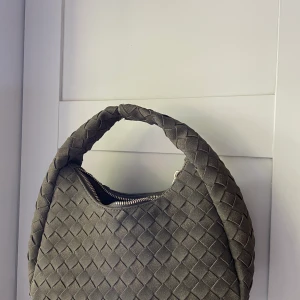 Grön/brun väska med guld kedja  - Från glitter oanvänd 