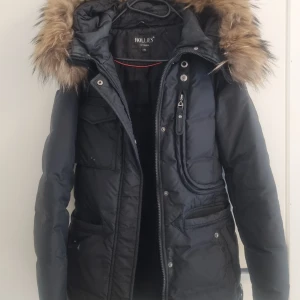 Vinterjacka Hollies - Vinterjacka från märket Hollies. Vattentålig och varm. Ren och defektfri. Endast använd under en vinter med omsorg.   Winter jacket from the brand Hollies. Water resistant and warm. Clean and clear of defects. Only used during one winter with good care. 