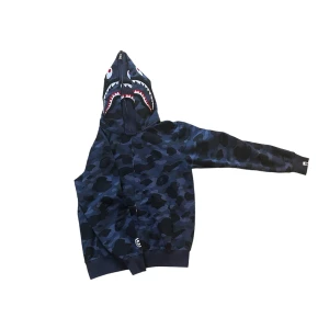 Bape hoodie - Bape hoodie dubbel hoodie, använd en gång. Vill sälja den snabbt då jag rensar min garderob. Storlek M men passar även S