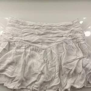 Vit kjol ifrån pull & bear med shorts under (pris kan diskuteras)