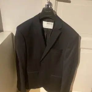 Mkt fin mörkblå kostym i märket Selected säljes - endast använd 2 ggr , inköpt våren -23 Storlek 48(M)