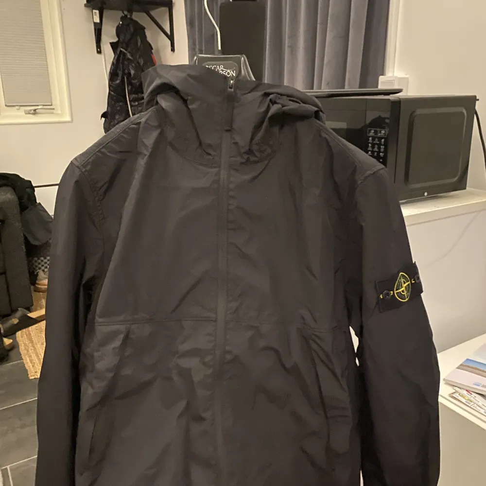 Säljer nu min helt nya stone island membrana 3L TC jacka i storlek m, fick hem den idag och säljer den på grund av att den inte passade, var lite stor. Skulle säga att den passar dig som är allt ifrån 170-185. (Pris kan diskuteras) vid fler frågor skriv.. Jackor.