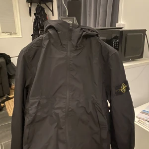 Stone island jacka - Säljer nu min helt nya stone island membrana 3L TC jacka i storlek m, fick hem den idag och säljer den på grund av att den inte passade, var lite stor. Skulle säga att den passar dig som är allt ifrån 170-185. (Pris kan diskuteras) vid fler frågor skriv.