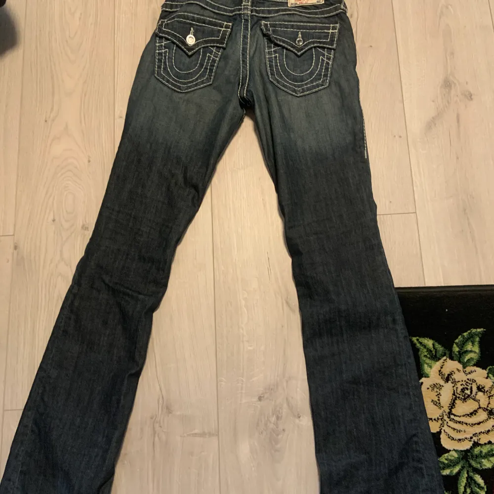 Ett par blå true religion jeans i storlek 26 vid snabb affär kan jag sänka priset. Jeans & Byxor.