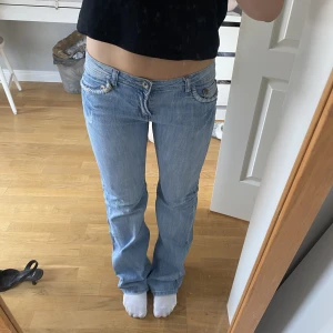Lågmidjade jeans - Stört snygga lågmidjade! I fint skick utöver att fickan är loss broderibgen (bild 3) men märks ej o fickan funkar som vanligt, tkr d e ganska cool detalj. Är 161. Midja 39,5 innerbensmått 79 cm. Ej säker på att ja vill sälja, så säljer för 500kr + KÖP NU!