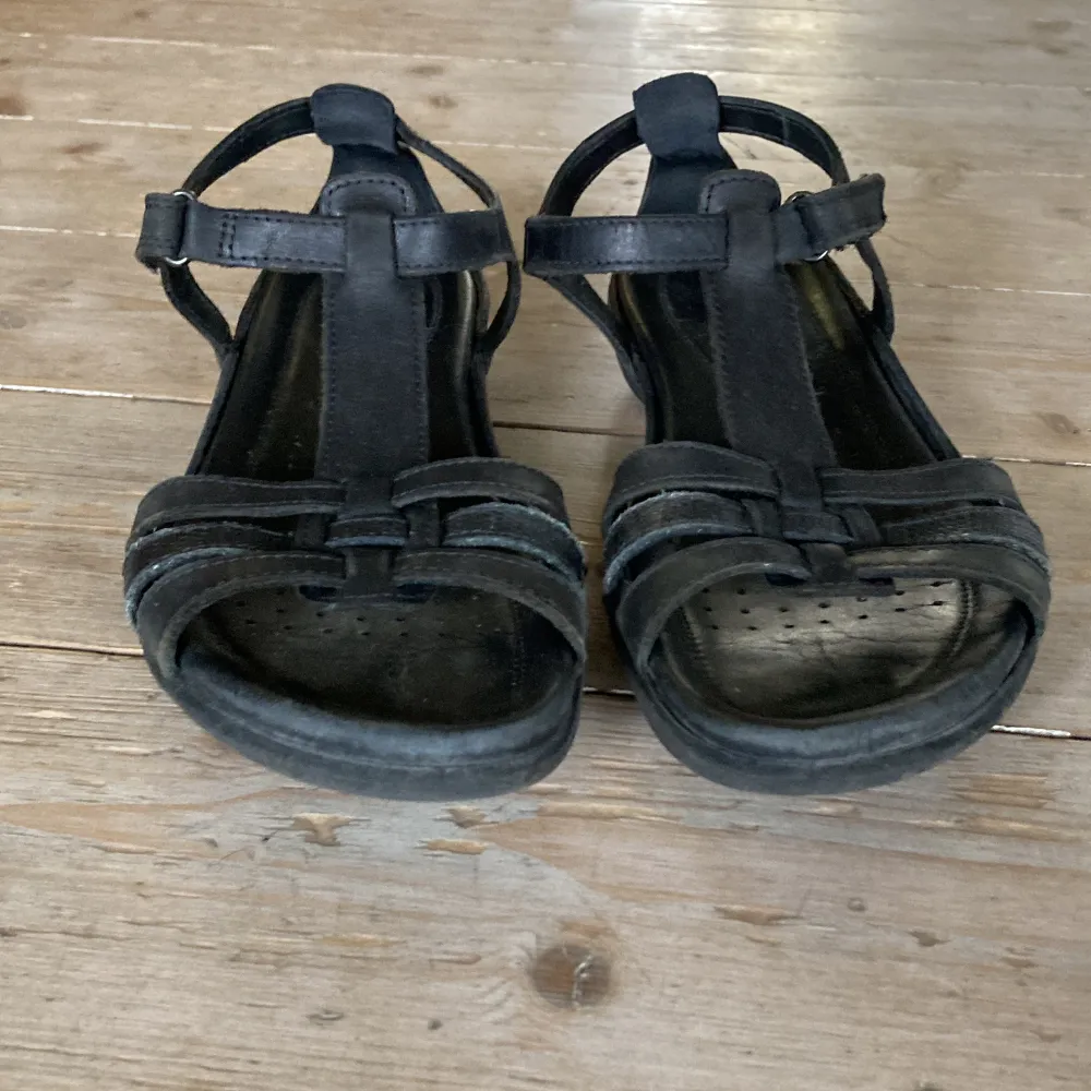 Säljer de här ecco sandalerna som inte är så jätteanvända, de är väldigt bra kvalite och bekväma. Storlek 36. Orginalpris var 1300 kr💞. Skor.