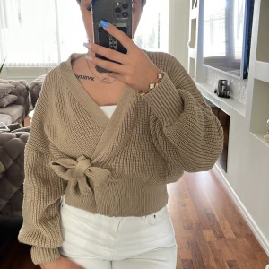 Stickad tröja  - Stickad tröja med knytning i storlek S. Jättefin skick💗💗