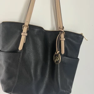 Michael Kors väska - Super fin Michael kors väska köpt i USA och använd några få gånger.