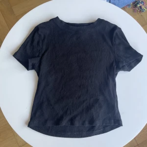 svart t-shirt  - super fin svart t-shirt som sitter jättefint på kroppen😍