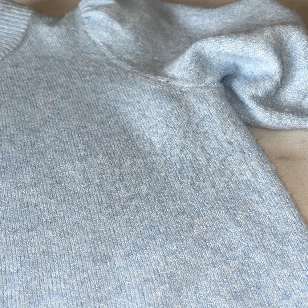 Blå stickad tröja med korta ärmar från Vero Moda | Sparsamt använd men har blivit lite nopprig, fortfarande supermjuk och mysig dock. . Stickat.
