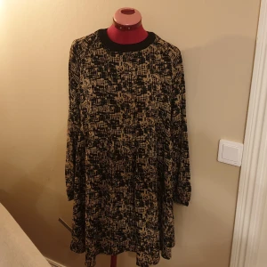 Noisy may klänning - Spräcklig, rymlig klänning från Noisy May i svart/brun/beige färg. Härligt svalt material.   Passar någon i storlek S minst lika väl som XS :)  Aldrig använd. Enbart provad.