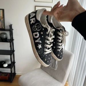Sneakers - Säljer dessa snygga sneakers! Vet tyvärr inte märket men köpte från Zalando för något år sen. Skriv privat vid mer frågor eller tryck på köp direkt!☺️💓