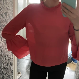 Blus - Säljer en blus från Ginatricot🫶🏼