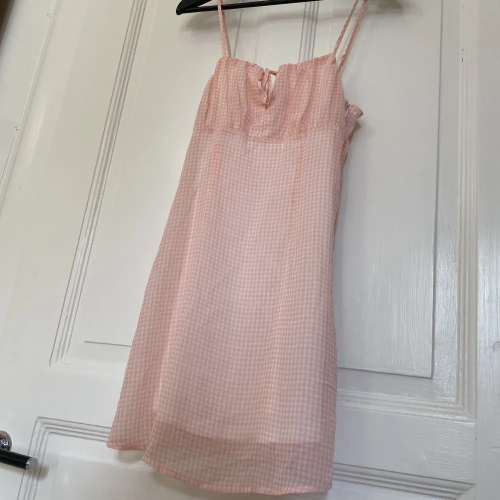 Rosa kort klänning köpt på HM!  Använd fåtal gånger✨inte genomskinlig!. Klänningar.
