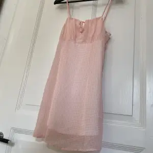 Rosa kort klänning köpt på HM!  Använd fåtal gånger✨inte genomskinlig!