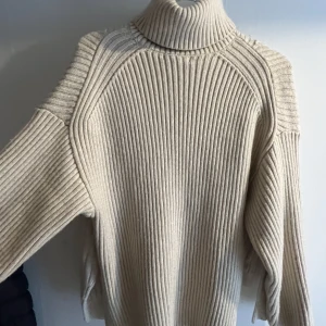 Stickad tröja - finstickad tröja som inte kommer till användning. jag tror den är ifrån Nakd men lapp finns inte kvar. slits på sidorna och hög krage. pris går att diskutera 