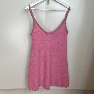 Rosa fluffig klänning - Köpt på zara aldrig använd