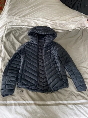 Peak performance jacka dam - I storlek xs lätt varm fodrad dun jacka med huva säljer den för att den inte kommer till användning längre. Pris kan diskuteras vid snabb affär