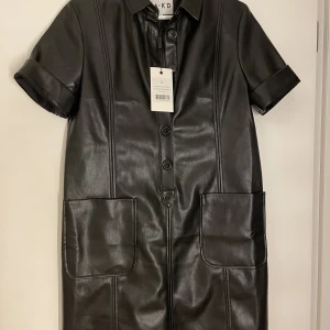 Läderklänning NA-KD - Klänning i fake läder från NA-KD i storlek S. aldrig använd. 