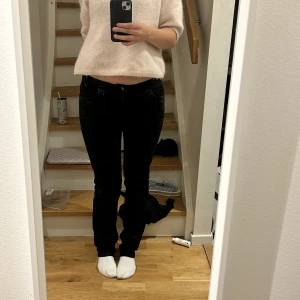 Svarta Jeans med paljetfickor  - Säljer mina svarta jeans med paljett fickor då dem aldrig kommer till användning! Väldigt bra skick och knappast använda💓skriv för mer bilder eller allmän information. Är 167 cm lång 