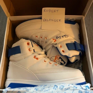 Ewing sneakers - Patrick Ewing sneakers. Oanvända! Storlek US 11 (EU 44,5 - OBS! Små i storleken). Kommer i originalbox. Kvitto finns! 