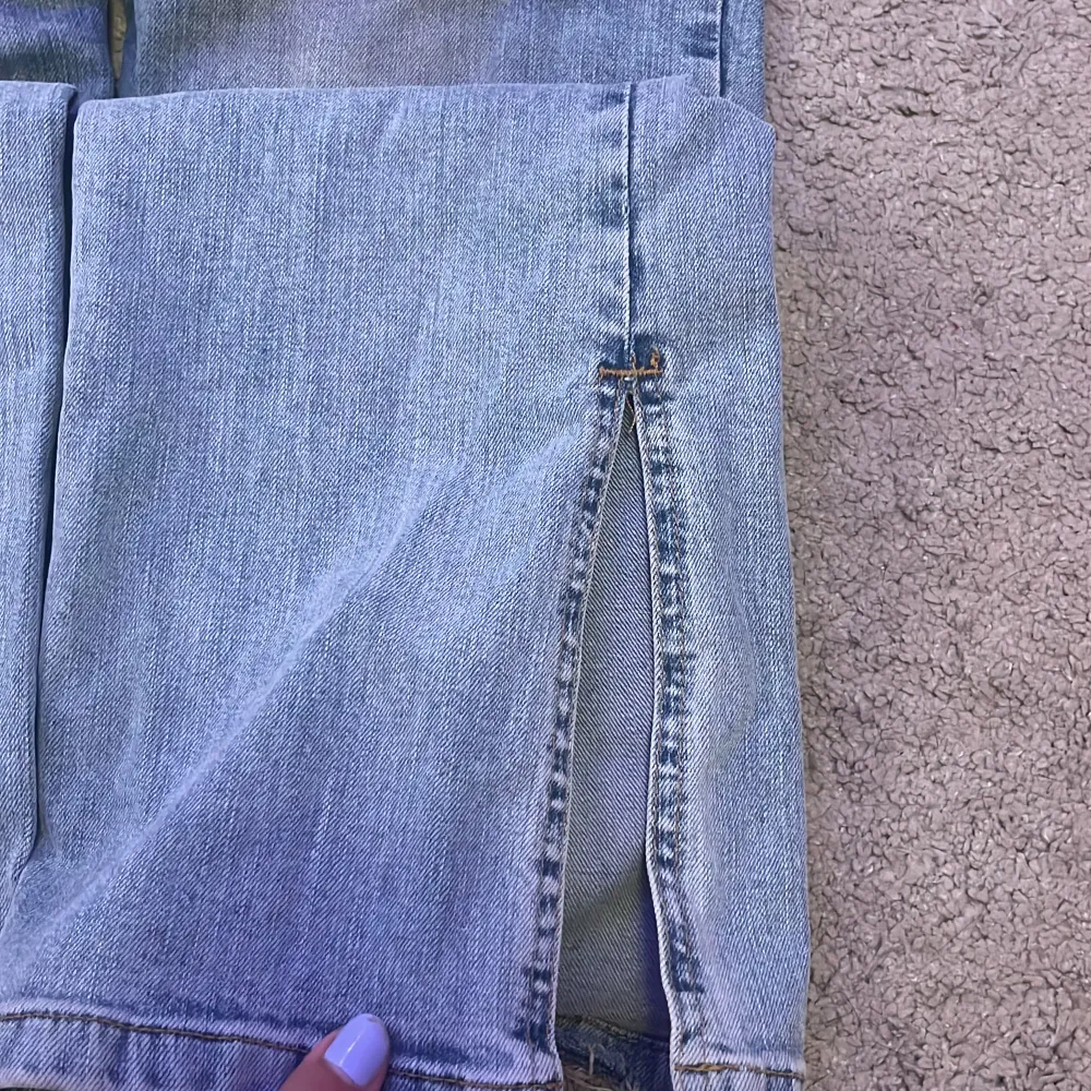 Nu säljer jag de här jeansen som jag köpte för 499kr på Kappahl, de är ganska High waisted, bootcut med en öppning på botten vid sidorna . Jeans & Byxor.