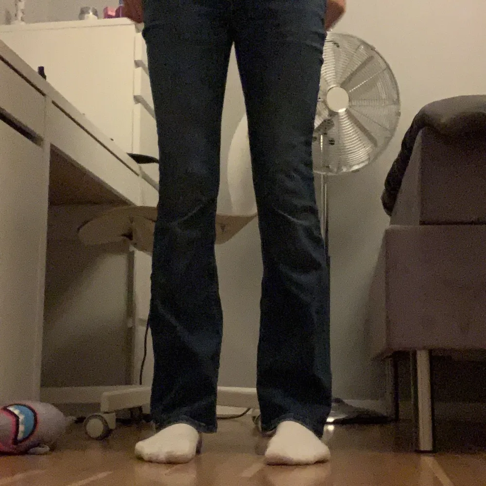 De är ett par mörkblåa Boot cut jeans från Lindex. Helt vanliga simpla fickor, använda ett flertal gånger men sitter nt riktigt som jag vill längre. Orginalpris 349kr. Jeans & Byxor.