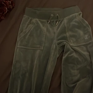 Juicy couture byxor - Jätte fina juicy byxor i storlek xxs det är ett mini hål på fickan som inte syns när man har på sig byxorna