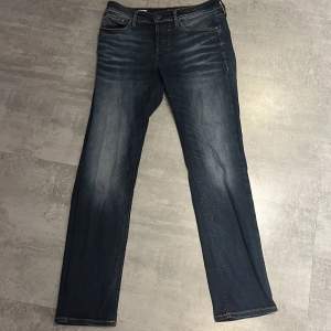 Säljer mina snygga mörkblå Jack&Jones jeans  Modell: SLIM STRAIGHT/TIM Storlek: w=30 l=32