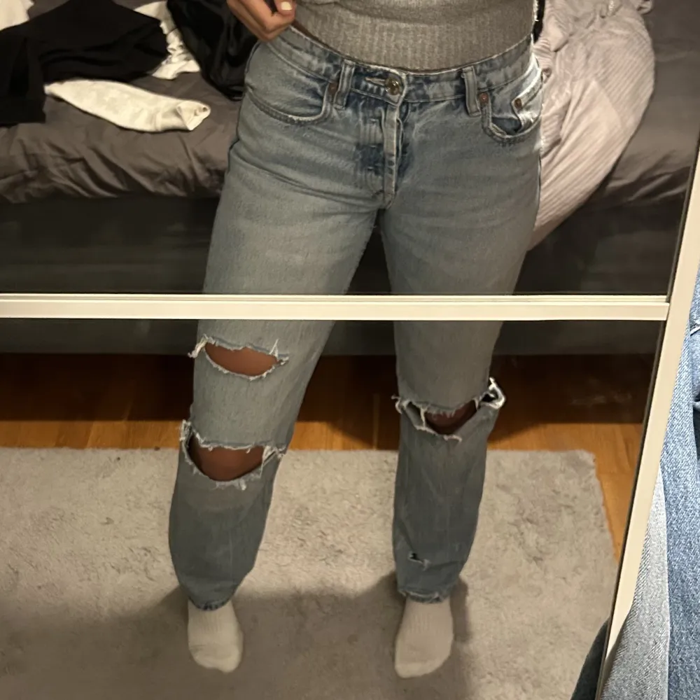 Säljer dessa fina jeans från Zara som inte längre kommer till användning längre! Färger på byxorna visas bäst på sista bilden!!❤️❤️. Jeans & Byxor.