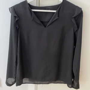 Blus - Stockh lm blus , en blus som inte säljs längre så jätte unik, köptes för längesedan! Säljer pga för liten, (så fråga ej om bilder på då ja inte får på mig den)!❤️ super fin till hösten och fester med dens fina volanger!