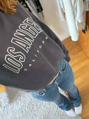 Sweetshirt med tryck på - Jätte fin sweetshirt med text på från only!