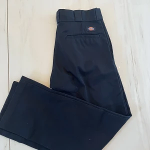 Dickies byxor! - Hej! Tänkte sälja dessa dickies byxor som jag endast testat💕Nypris 750❤️det står tyvär inte storlek, men den passar mig som är 160cm och är oftast en S/xs